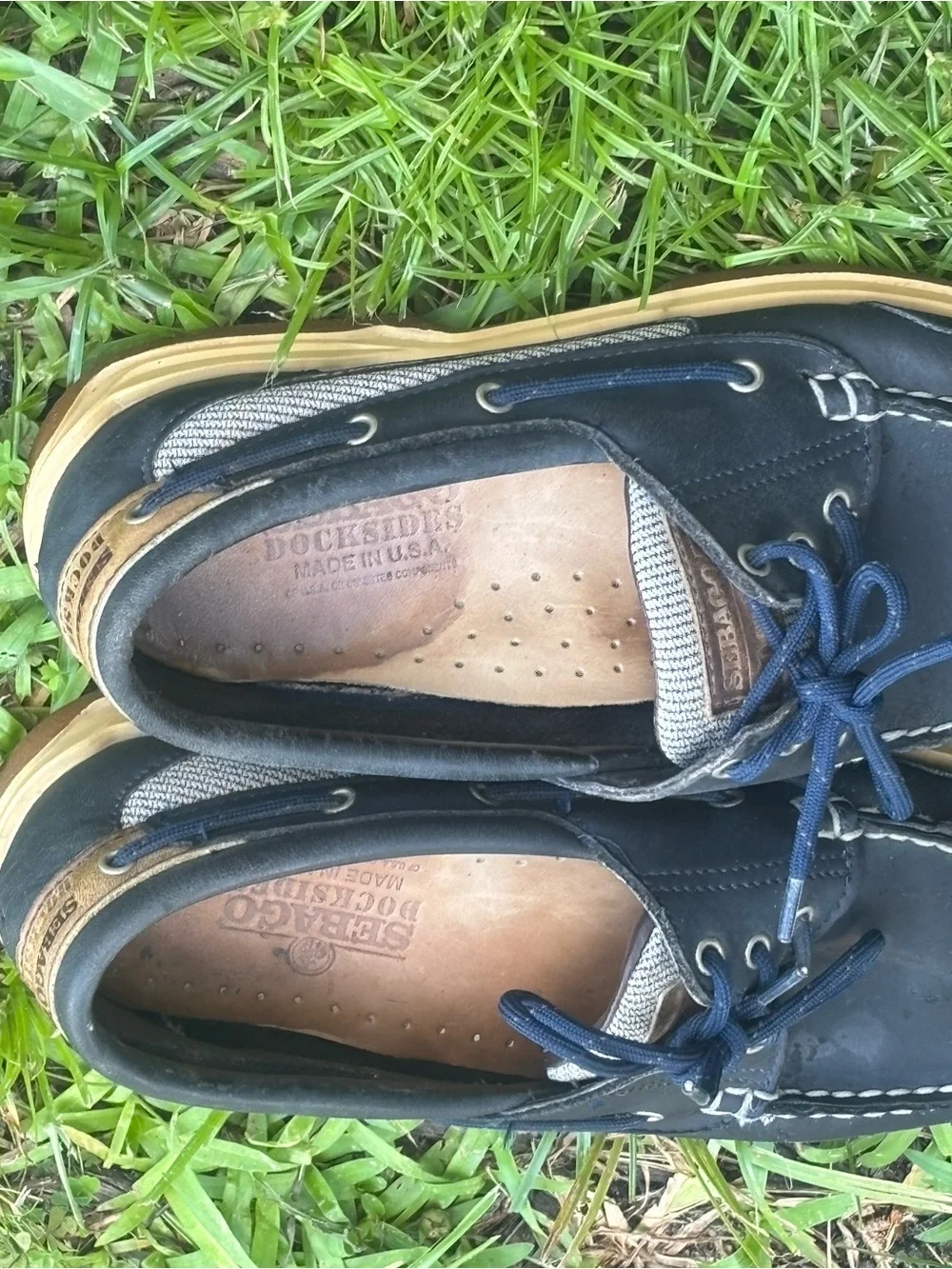 Leather Sebago Docksides boat size 9 shoes in navy blue.